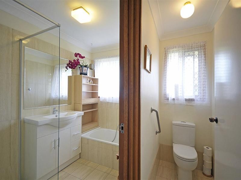 8 Twin Oaks Place, Varsity Lakes QLD 4227