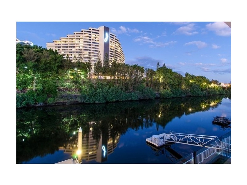 10 Lakeland Key, Broadbeach Waters QLD 4218