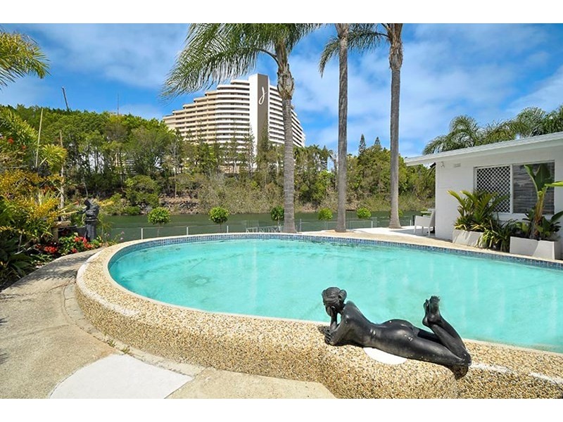 10 Lakeland Key, Broadbeach Waters QLD 4218