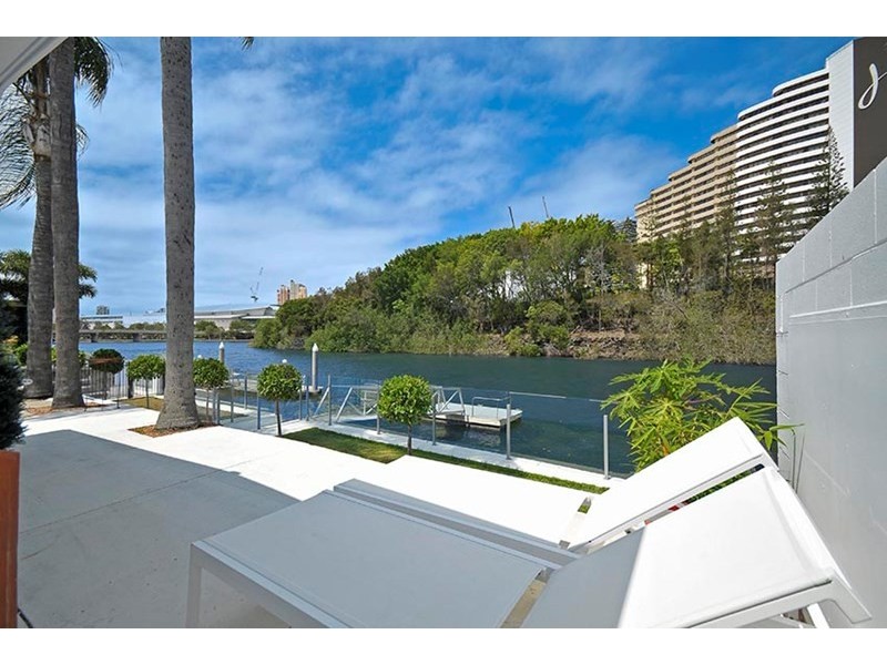 10 Lakeland Key, Broadbeach Waters QLD 4218