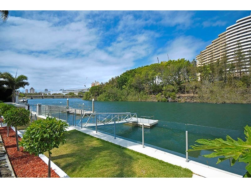 10 Lakeland Key, Broadbeach Waters QLD 4218