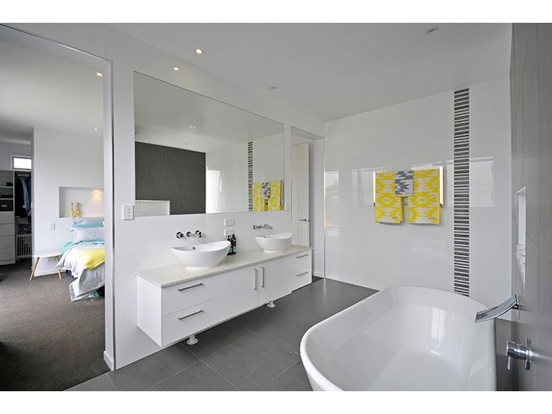 22 Lakeside Avenue, Broadbeach Waters QLD 4218