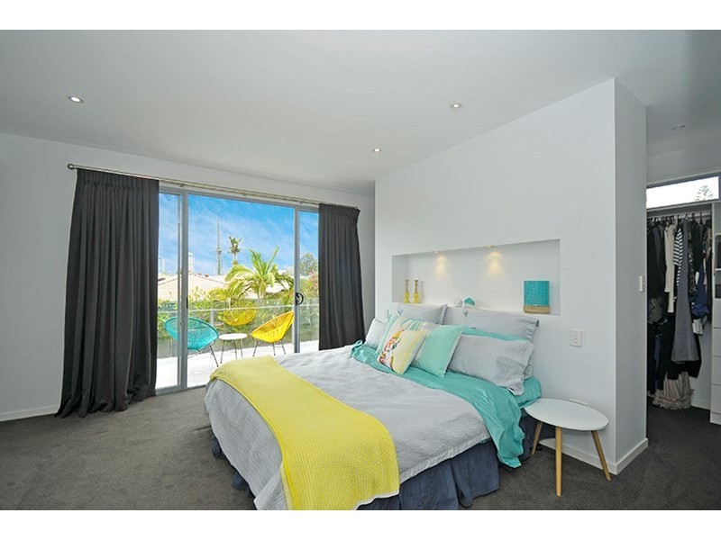 22 Lakeside Avenue, Broadbeach Waters QLD 4218