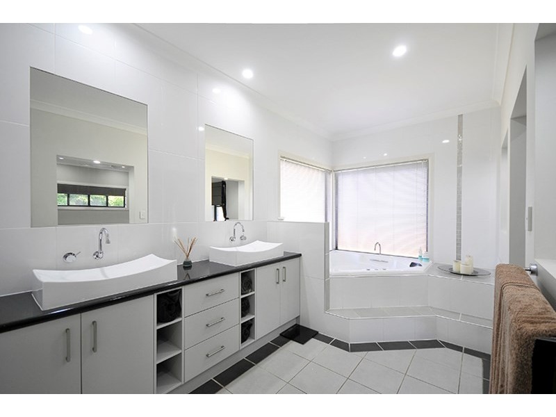 30 Mountainview Crest, Mount Nathan QLD 4211