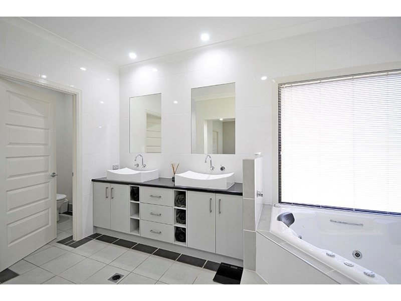 30 Mountainview Crest, Mount Nathan QLD 4211