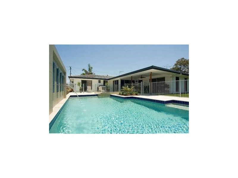 18 Naranga Avenue, Broadbeach Waters QLD 4218