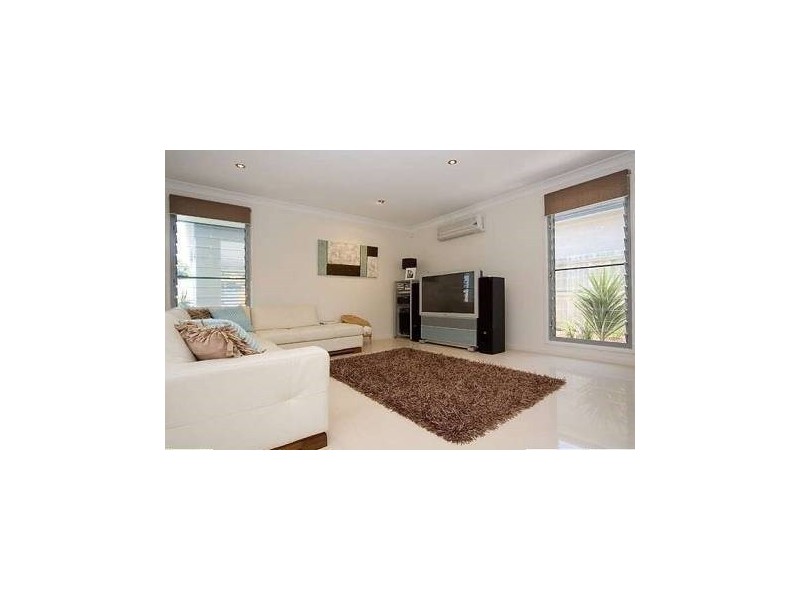 18 Naranga Avenue, Broadbeach Waters QLD 4218