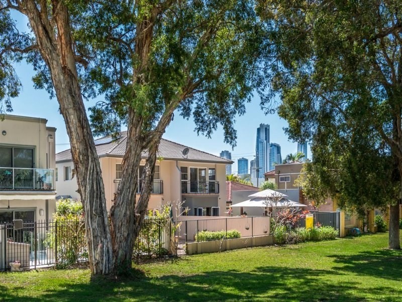 1/8 Vespa Crescent, Bundall QLD 4217