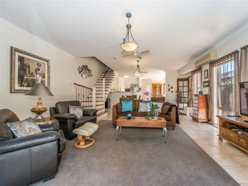 1/8 Vespa Crescent, Bundall QLD 4217