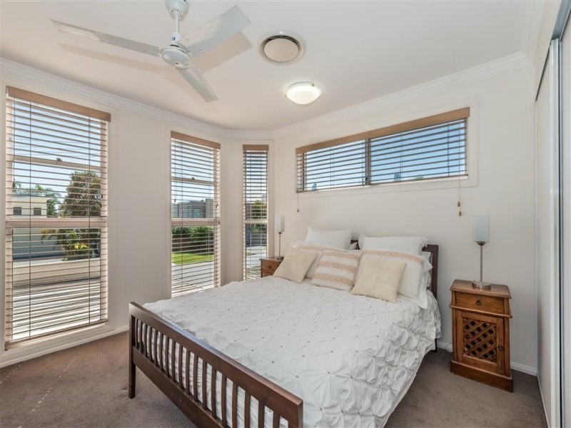 1/8 Vespa Crescent, Bundall QLD 4217