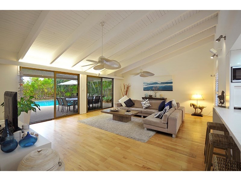 10 Salacia Avenue, Mermaid Waters QLD 4218