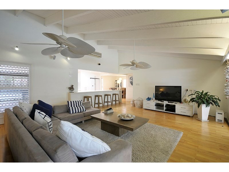 10 Salacia Avenue, Mermaid Waters QLD 4218