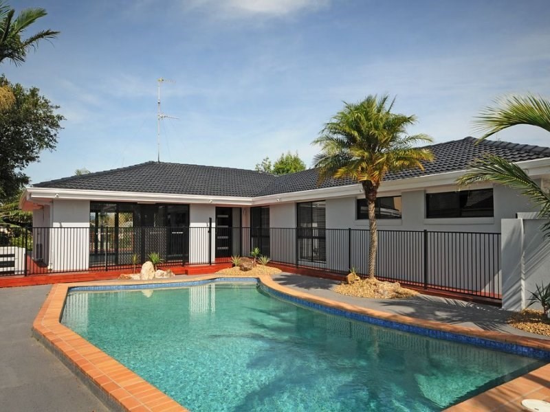 13 Sundowner Court, Mermaid Waters QLD 4218
