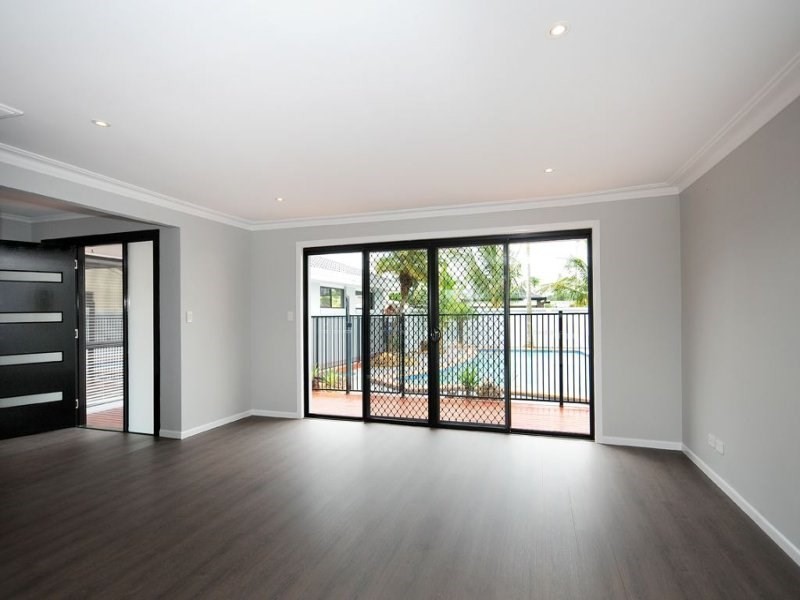 13 Sundowner Court, Mermaid Waters QLD 4218