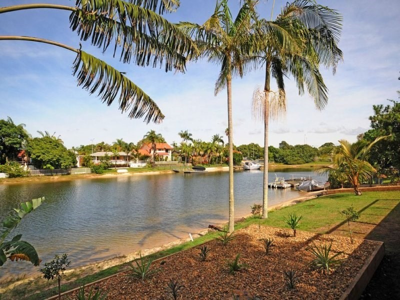 13 Sundowner Court, Mermaid Waters QLD 4218