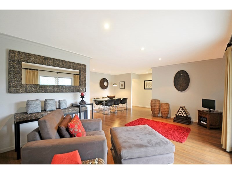 26 Ilkinia Avenue, Broadbeach Waters QLD 4218