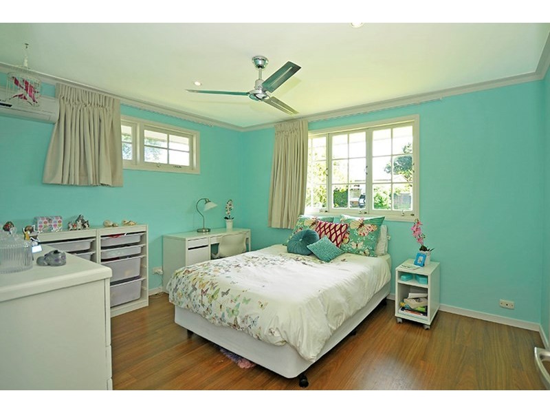 26 Ilkinia Avenue, Broadbeach Waters QLD 4218