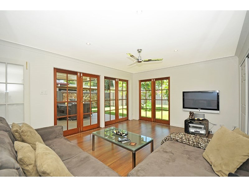 26 Ilkinia Avenue, Broadbeach Waters QLD 4218