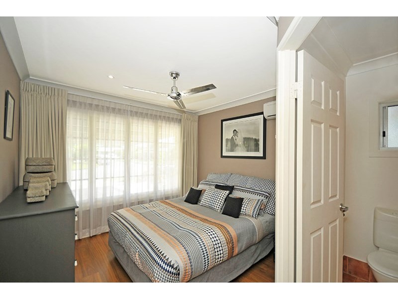 26 Ilkinia Avenue, Broadbeach Waters QLD 4218