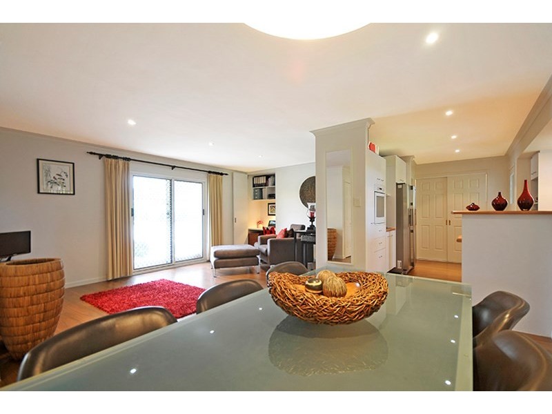 26 Ilkinia Avenue, Broadbeach Waters QLD 4218