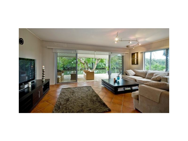 15 Costa Court, Broadbeach Waters QLD 4218