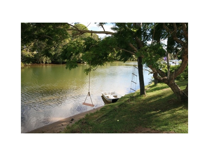 15 Costa Court, Broadbeach Waters QLD 4218