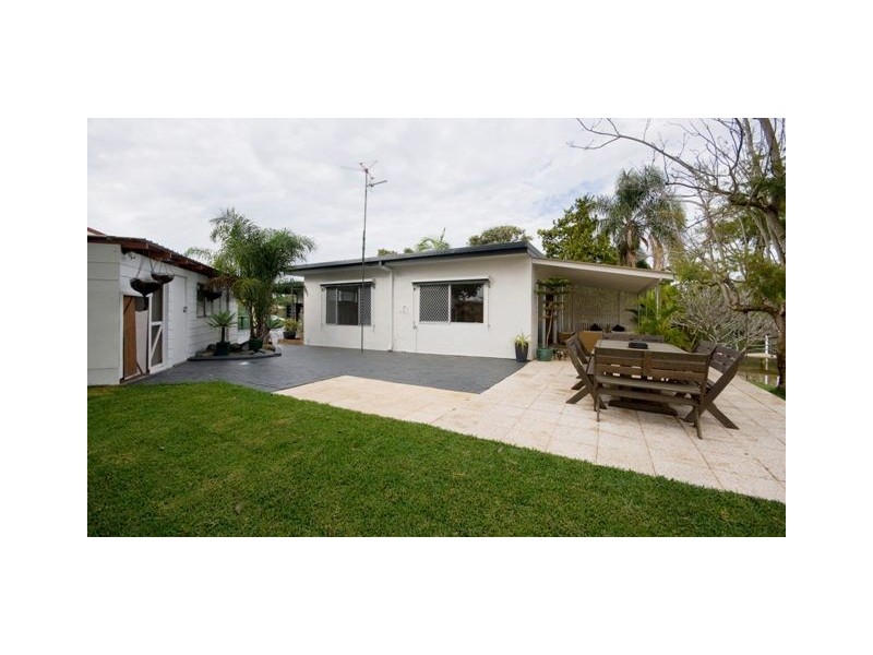 15 Costa Court, Broadbeach Waters QLD 4218