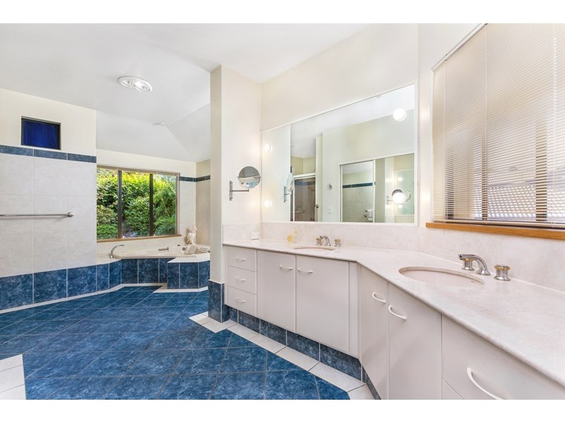 137 K P McGrath Drive, Elanora QLD 4221