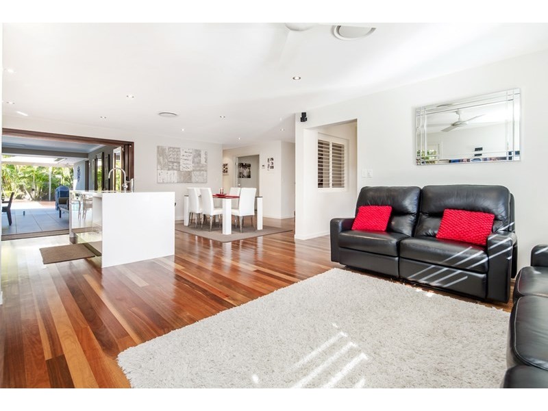 8 Dabchick Drive, Burleigh Waters QLD 4220