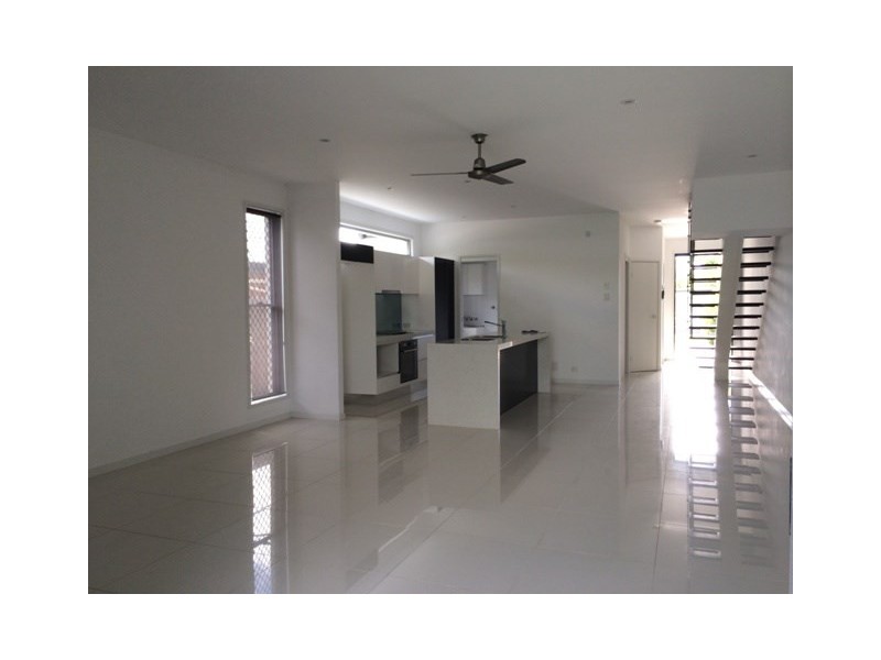 2/8 Bradbrook Street, Benowa QLD 4217