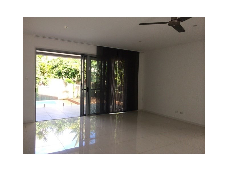 2/8 Bradbrook Street, Benowa QLD 4217