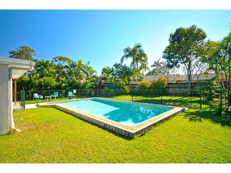 20 Boongala Road, Broadbeach Waters QLD 4218