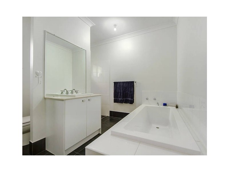 10 Allambi Avenue, Broadbeach Waters QLD 4218