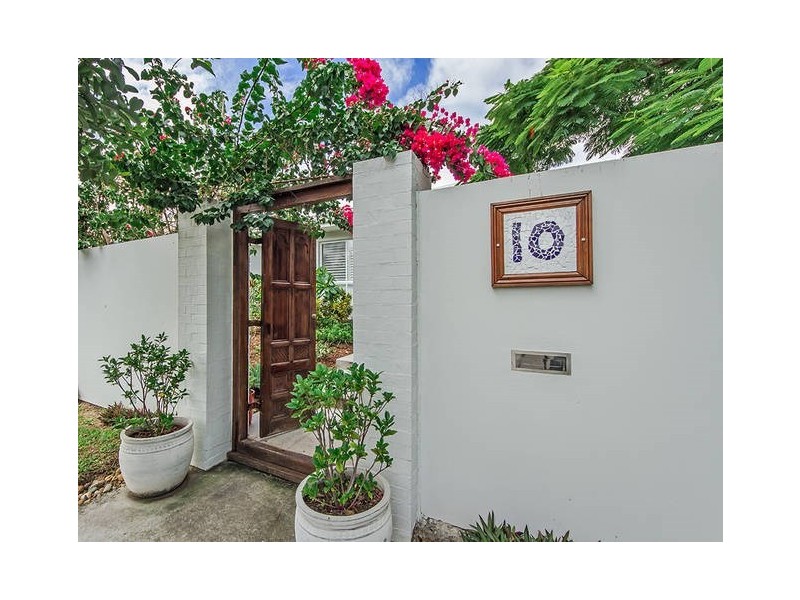 10 Allambi Avenue, Broadbeach Waters QLD 4218