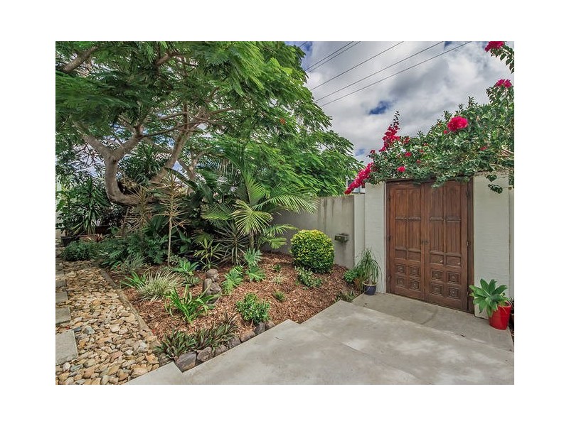 10 Allambi Avenue, Broadbeach Waters QLD 4218