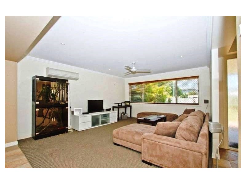 16 Gretel Drive, Mermaid Waters QLD 4218