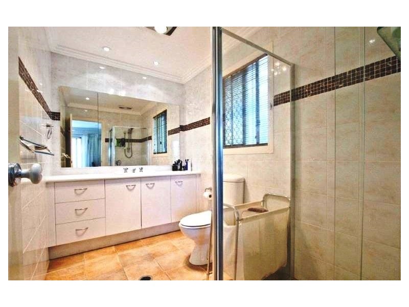 16 Gretel Drive, Mermaid Waters QLD 4218