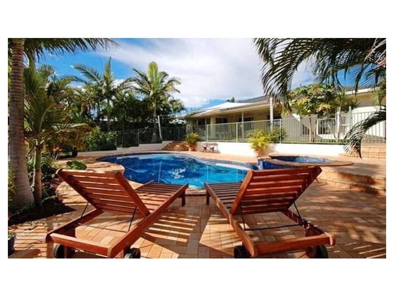 16 Gretel Drive, Mermaid Waters QLD 4218