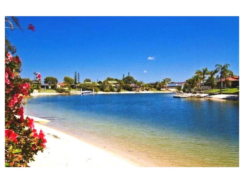 16 Gretel Drive, Mermaid Waters QLD 4218