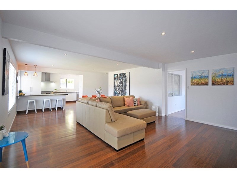 20 Savoy Drive, Broadbeach Waters QLD 4218