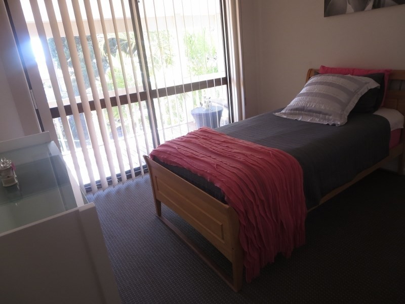 24 Bight Court, Mermaid Waters QLD 4218