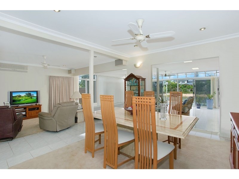 6 Rosemont Avenue, Broadbeach Waters QLD 4218