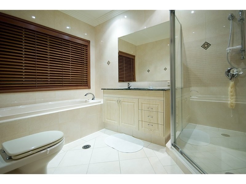 Clear Island Waters QLD 4226