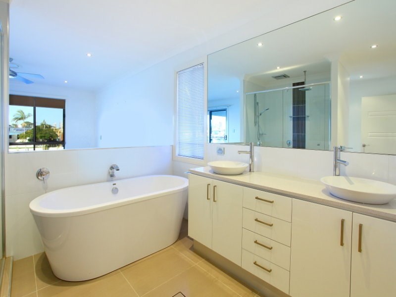 17 Alvarado Court, Broadbeach Waters QLD 4218