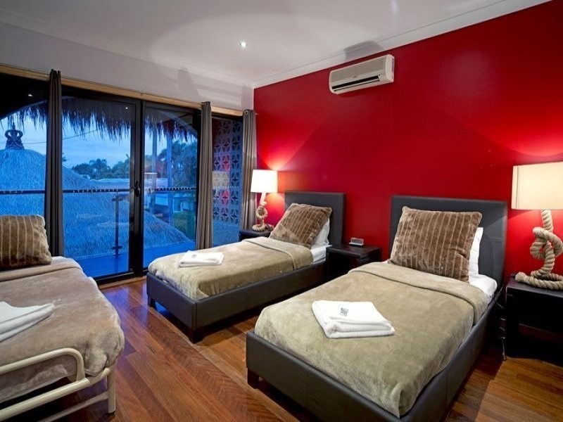 17 Monterey Court, Broadbeach Waters QLD 4218