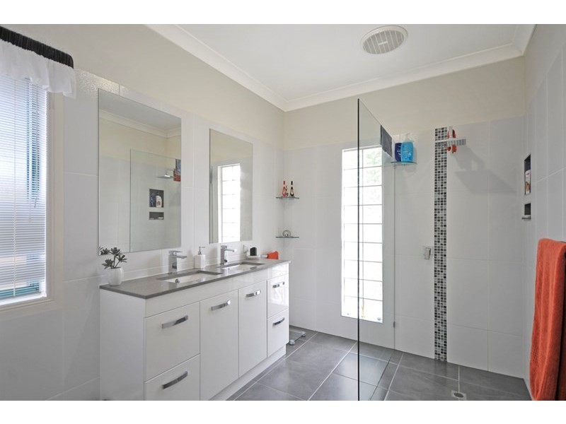 16 Suncrest Court, Parkwood QLD 4214