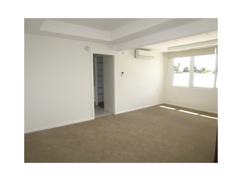 1 Bahia Court, Broadbeach Waters QLD 4218