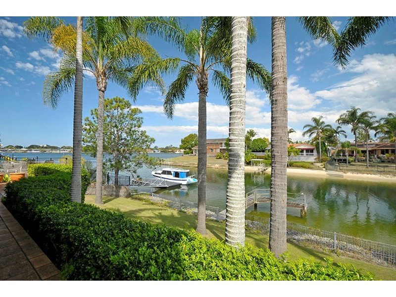 9 Pilot Court, Mermaid Waters QLD 4218