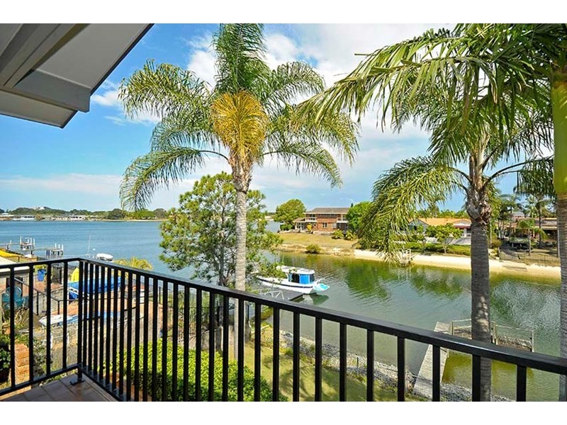 9 Pilot Court, Mermaid Waters QLD 4218