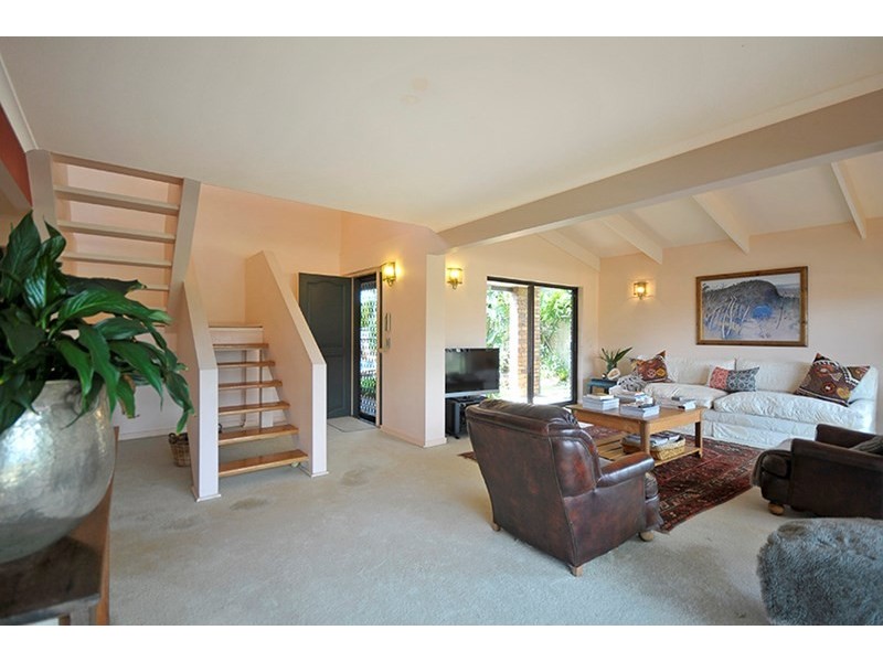 9 Pilot Court, Mermaid Waters QLD 4218